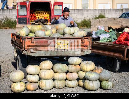 Verkauf von Kürbissen auf einem Bauernmarkt im kleinen Dorf Xërxë in der Nähe von Gjakova in der Republik Kosovo, auf dem zentralen Balkan. Stockfoto