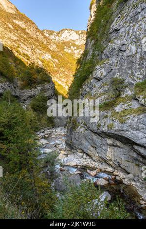 Herbst in der Rugova Canyon, eine der längsten Schluchten Europas, in der Nähe der Stadt Pec (Peja) in der Republik Kosovo, zentralen Balkan. Stockfoto