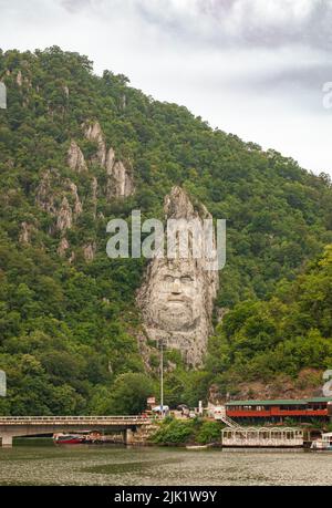 Auf einer Fahrt durch die Eisernen Tore der Donau können Sie eine Schnitzerei des Gesichts eines Mannes sehen. Dies ist der alte König von Dacien, Decebalus von Rumänien. Stockfoto