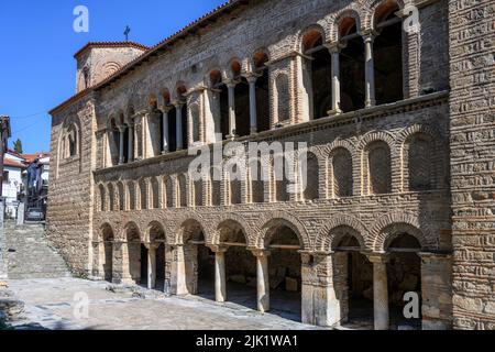 Die Fassade des 11. Cen. Byzantinische Kirche der Heiligen Sophia, in der Altstadt von Ohrid am Ufer des Ohridsees in Nord-Mazedonien, Europa. Stockfoto