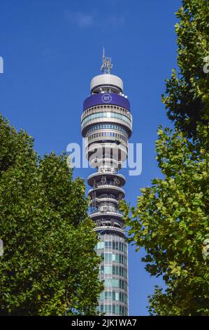 London, Großbritannien. 29.. Juli 2022. Allgemeine Außenansicht des legendären BT Tower im Zentrum von London. Tausende von BT- und OpenReach-Mitarbeitern streiken um ihre Bezahlung. Kredit: ZUMA Press, Inc./Alamy Live Nachrichten Stockfoto