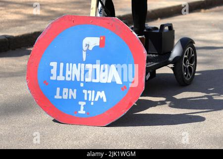 London, Großbritannien – 24. April 2021: Protest von kovidierten 19-Skeptikern, Demonstranten gegen Lockdown, Impfung, Maskenverschleiß und Gesundheitspass Stockfoto