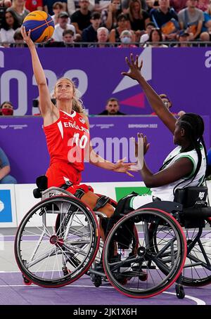 Die Engländerin Amy Conroy wird von der Kenianerin Stella Cherop Tiyoy herausgefordert, als sie am ersten Tag der Commonwealth Games 2022 in Birmingham während des Wheelchair Basketball Pool A-Spiels gegen Kenia im Smithfield schießt. Bilddatum: Freitag, 29. Juli 2022. Stockfoto