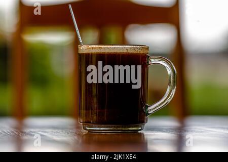 Eine Tasse gebrühten Kaffees vom Typ „Bohne Robusta“, der als Stimmungsauftrieb verwendet wird, um die Aktivität zu starten Stockfoto