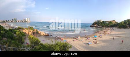 Strand. Panoramica. Luftaufnahmen vom Strand in Oropesa del Mar, in Castellon. Mittelmeer. Strand voller Menschen, Badegäste und Touristen genießen Stockfoto