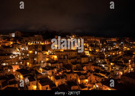 Malerische Skyline von Sassi di Miera bei Nacht, Italien Stockfoto