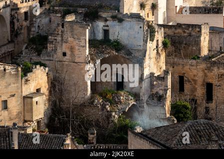Verlassene Ruinen von Wohnhöhlenhäusern in der Innenstadt von Mdera, Süditalien Stockfoto