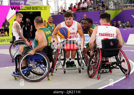 Englands Charlie McIntyre kämpft mit dem Südafrikaner Cecil Dumond (links) während des Wheelchair Basketball Pool A-Spiels gegen Kenia im Smithfield am ersten Tag der Commonwealth Games 2022 in Birmingham um den Ball. Bilddatum: Freitag, 29. Juli 2022. Stockfoto