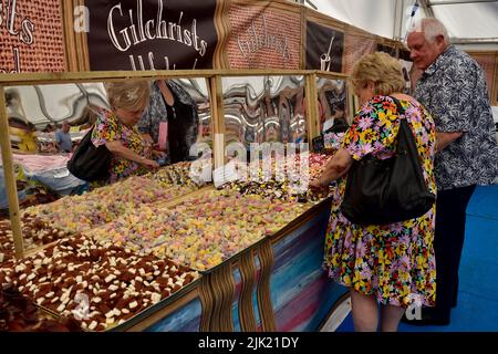 Ein Paar bei den Süßigkeiten pflücken und mischen eine Auswahl an Süßigkeiten Stockfoto