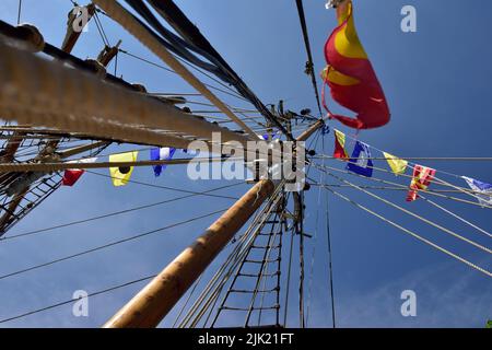 Mast und Takelage auf einem hohen Segelschiff Stockfoto