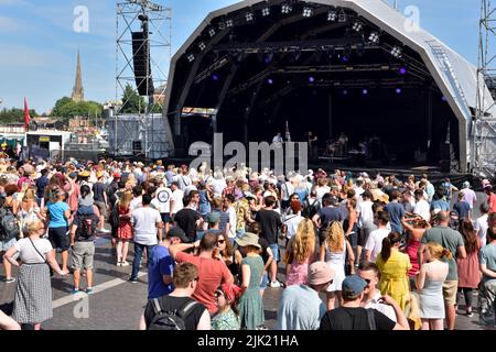 Menge vor der Bühne im Bristol Amphitheatre & Waterfront Square während des Hafenfestivals in Großbritannien Stockfoto