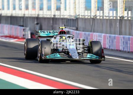 Budapest, Ungarn. 29.. Juli 2022. Lewis Hamilton vom Mercedes AMG Petronas F1 Team auf Kurs beim Training vor dem Grand Prix von Ungarn F1 auf dem Hungaroring am 29. Juli 2022 in Mogyorod, Ungarn. Quelle: Marco Canoniero/Alamy Live News Stockfoto