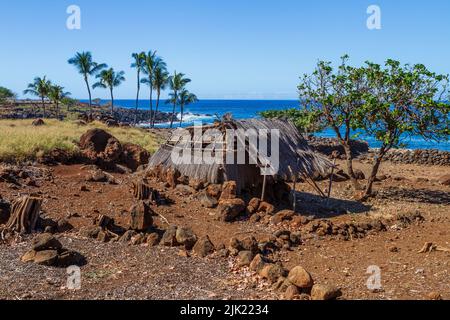 Eine Struktur im Lapakahi State Historical Park, einem alten hawaiianischen Fischerdorf auf der Big Island von Hawaii, USA, mit dem Pazifischen Ozean. Stockfoto