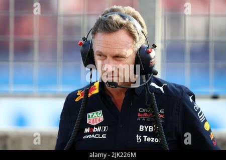 Budapest, Ungarn. 29.. Juli 2022. Christian Horner von Red Bull Racing blickt beim Training vor dem Grand Prix von Ungarn F1 auf dem Hungaroring am 29. Juli 2022 in Mogyorod, Ungarn, auf. Quelle: Marco Canoniero/Alamy Live News Stockfoto