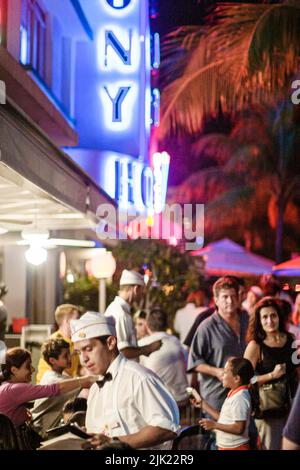 Miami Beach Florida, South Beach Ocean Drive Nachtleben unter freiem Himmel Tische Essen gehen, Restaurant Johnny Rockets Colony Hotel Neonschild Stockfoto