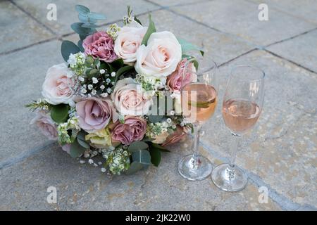Hochzeitsstrauß Und Rosa Champagner Stockfoto