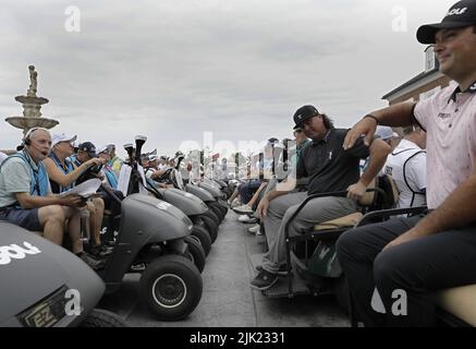 Bedminster, USA. 29.. Juli 2022. Die Spieler stehen in Karren für einen Schrotflintenstart bei LIV Golf Bedminster Invitational, Teil der neuen LIV Golf Invitational Series, im Trump National Golf Club am Freitag, den 29 2022. Juli in Bedminster, New Jersey. Foto von Peter Foley/UPI Credit: UPI/Alamy Live News Stockfoto