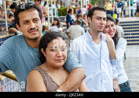 Miami Florida, Bayfront Marketplace Shopping Shopper tanzen, hispanische lateinamerikanische Latino Immigranten Minderheit Paar Mann männlich Frau weiblich Stockfoto