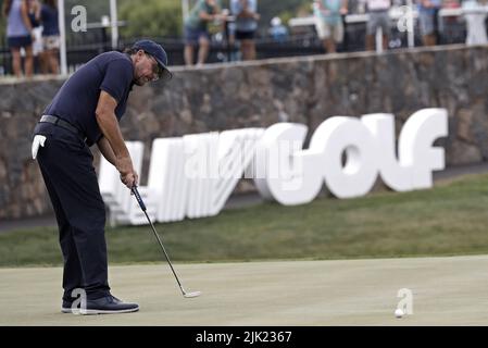 Bedminster, USA. 29.. Juli 2022. Phil Mickelson puttet am Freitag, den 29 2022. Juli im Trump National Golf Club in Bedminster, New Jersey, auf dem 18. Green beim LIV Golf Bedminster Invitational, Teil der neuen LIV Golf Invitational Series. Foto von Peter Foley/UPI Credit: UPI/Alamy Live News Stockfoto