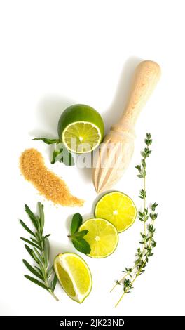 Mojito-Zutaten. Limette, Minze und Rohrzucker isoliert auf weißem Hintergrund. Süßer Zucker, Minzblätter und Limette. Rosmarin, Thymian Stockfoto