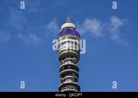 London, Großbritannien. 29.. Juli 2022. BT Tower, Blick von außen, tagsüber, mit einem klaren blauen Himmel. Stockfoto