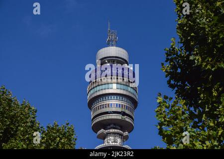 London, Großbritannien. 29.. Juli 2022. BT Tower, Blick von außen, tagsüber, mit einem klaren blauen Himmel. Stockfoto