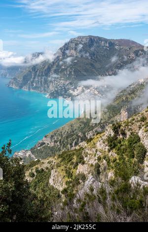 Blick auf die Stadt Positano vom Weg der Götter, Italien Stockfoto