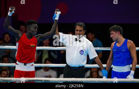 Ghanas Abdul Wahib Omar (links) und Jamie Devine von Isle of man während der Men’s Over 60kg-63,5kg (Light Welter) - Runde von 32 im NEC am ersten Tag der Commonwealth Games 2022 in Birmingham. Bilddatum: Freitag, 29. Juli 2022. Stockfoto