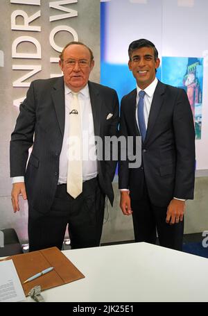 Andrew Neil (links) mit Rishi Sunak, bevor er auf der Andrew Neil Show in London auftritt. Bilddatum: Donnerstag, 28. Juli 2022. Stockfoto