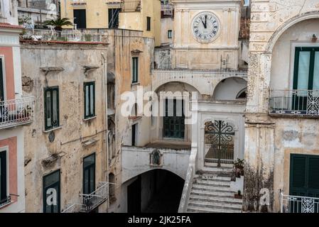 Traditionelle italienische Häuser in der Stadt Atrani an der Amalfiküste, Süditalien Stockfoto