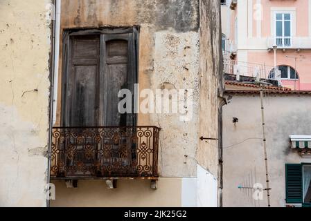 Traditionelle italienische Häuser in der Stadt Atrani an der Amalfiküste, Süditalien Stockfoto