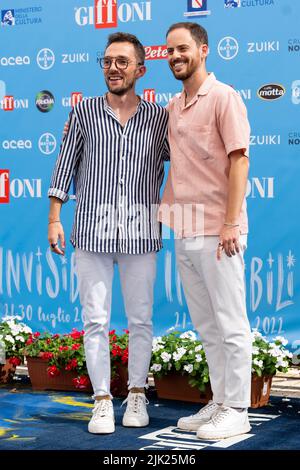 Giffoni Valle Piana, Salerno, Italien. 29.. Juli 2022. Alessio Colucci und Luca Sciarrillo aka Ufozero2 nehmen an der Fotocolade beim Giffoni Film Festival 2022 am 29. Juli 2022 in Giffoni Valle Piana, Italien Teil (Bildquelle: © Francesco Luciano/ZUMA Press Wire) Bildquelle: ZUMA Press, Inc./Alamy Live News Stockfoto