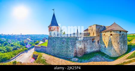 Tolle Aussicht auf Kamianets-Podilskyi Schloss in der hellen Morgensonne, Ukraine Stockfoto