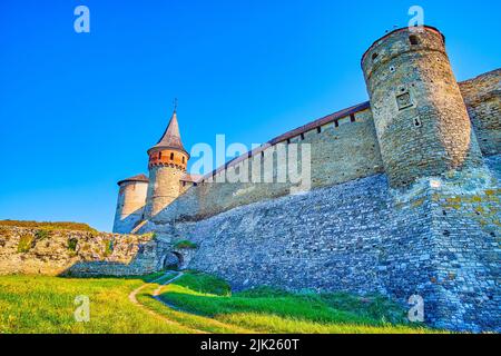 Die Steinmauern und Türme der mittelalterlichen Burg in Kamianets-Podilskyi, Ukraine Stockfoto