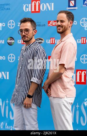 Giffoni Valle Piana, Salerno, Italien. 29.. Juli 2022. Alessio Colucci und Luca Sciarrillo aka Ufozero2 nehmen an der Fotocolade beim Giffoni Film Festival 2022 am 29. Juli 2022 in Giffoni Valle Piana, Italien Teil (Bildquelle: © Francesco Luciano/ZUMA Press Wire) Bildquelle: ZUMA Press, Inc./Alamy Live News Stockfoto