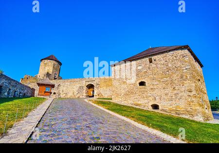 Der Weg zum Haupteingang Tor zum mittelalterlichen Kamianets-Podilskyi Schloss, Ukraine Stockfoto