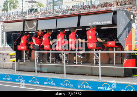 Magyorod, Ungarn. Juli 29. 2022. Formel 1 großer Preis von Ungarn in Hungaroring, Ungarn. Im Bild: Scuderia Ferrari Team während des zweiten Trainings © Piotr Zajac/Alamy Live News Stockfoto