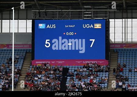 Desire Ayera aus Uganda versucht, die Führung gegen Australien während der Rugby Sevens bei den Commonwealth Games im Coventry Stadium am Freitag, dem 29.. Juli 2022, zu übernehmen. Kredit: MI Nachrichten & Sport /Alamy Live Nachrichten Stockfoto