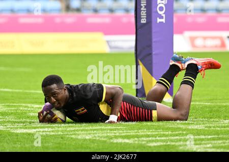 Desire Ayera aus Uganda versucht, die Führung gegen Australien während der Rugby Sevens bei den Commonwealth Games im Coventry Stadium am Freitag, dem 29.. Juli 2022, zu übernehmen. Kredit: MI Nachrichten & Sport /Alamy Live Nachrichten Stockfoto