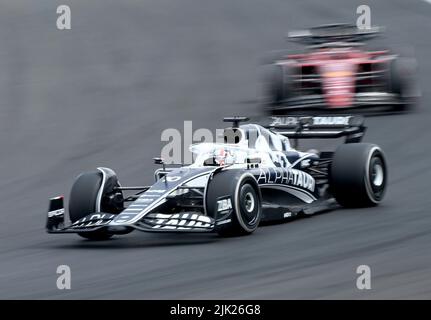Budapest, Ungarn. 29.. Juli 2022. 29. Juli 2022, Hungaroring, Budapest, Formel 1 Grand Prix Hungaroring 2022, im Bild Pierre Gasly (FRA), Scuderia AlphaTauri, Charles Leclerc (MCO), Scuderia Ferrari Credit: dpa/Alamy Live News Stockfoto
