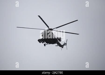 Peru. 29.. Juli 2022. Ein russischer Mi-171Sh Hubschrauber der peruanischen Luftwaffe fliegt in einer Luftfahrtschau im Rahmen der Militärparade zum Unabhängigkeitstag feiert Peru seinen 201.. Jahrestag der Unabhängigkeit.Quelle: Fotoholica Press Agency/Alamy Live News Stockfoto