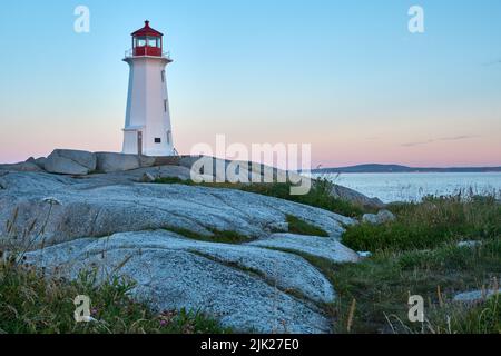 Foto des legendären Peggy's Cove Leuchtturms, aufgenommen bei Sonnenaufgang an einem schönen Sommermorgen. Stockfoto