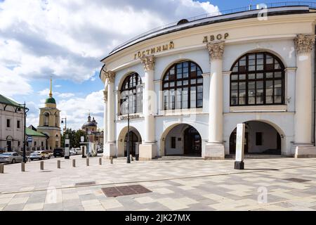 Moskau, Russland - 22. Juli 2022: Blick von der Varvarka-Straße auf das Gebäude der Handels- und Ausstellungshalle der Gostiny Dvor in der Stadt Moskau. Das aktuelle Gebäude Stockfoto