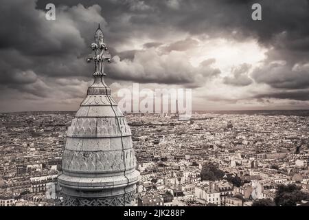 Über Paris vom Sacre Couer Turm in Montmartre mit dramatischem Himmel, Frankreich Stockfoto