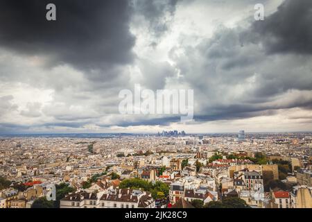 Über Paris vom Sacre Couer Turm in Montmartre mit dramatischem Himmel, Frankreich Stockfoto