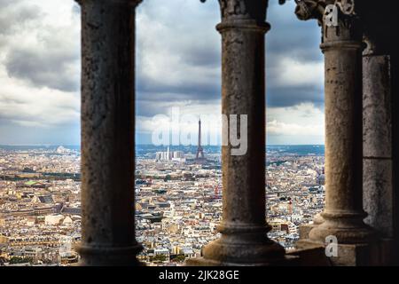 Über Paris vom Sacre Couer Turm in Montmartre mit dramatischem Himmel, Frankreich Stockfoto