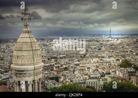 Über Paris vom Sacre Couer Turm in Montmartre mit dramatischem Himmel, Frankreich Stockfoto