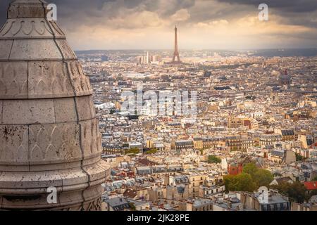 Über Paris vom Sacre Couer Turm in Montmartre mit dramatischem Himmel, Frankreich Stockfoto