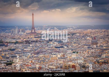 Über Paris vom Sacre Couer Turm in Montmartre mit dramatischem Himmel, Frankreich Stockfoto