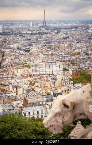 Über Paris vom Sacre Couer Turm in Montmartre mit dramatischem Himmel, Frankreich Stockfoto